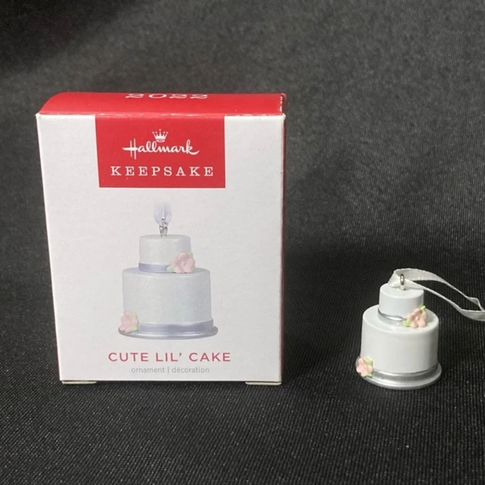 💚 Hallmark Keepsake 2022 Cute Lil’ Cake Mini Christmas Ornament Wedding Gift